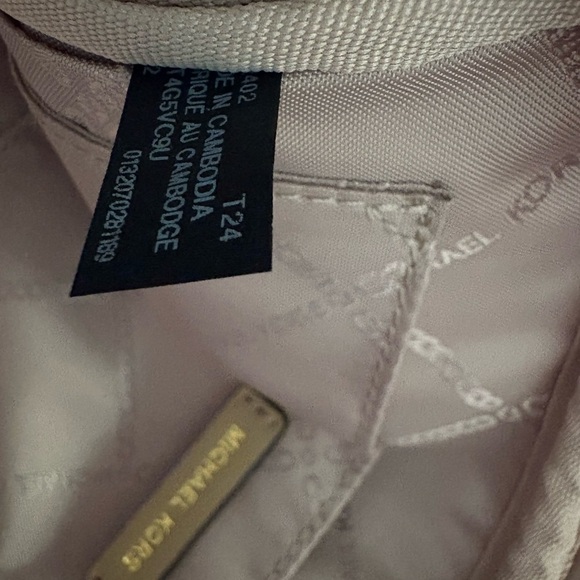 Michael Kors Maeve Large Logo East West Pocket Crossbody - NWT - Picture 13 of 13